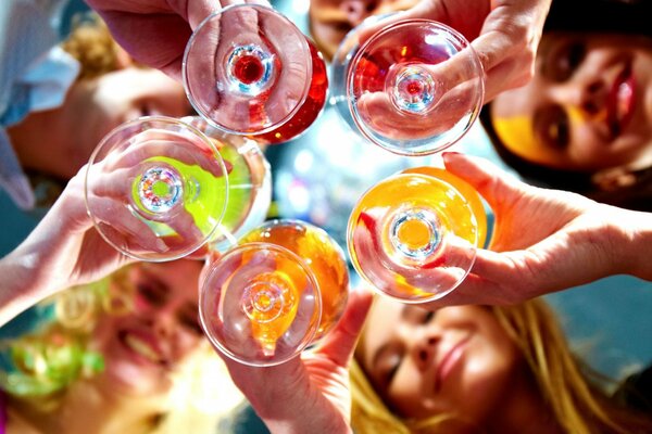 La compañía de chicas celebra la fiesta