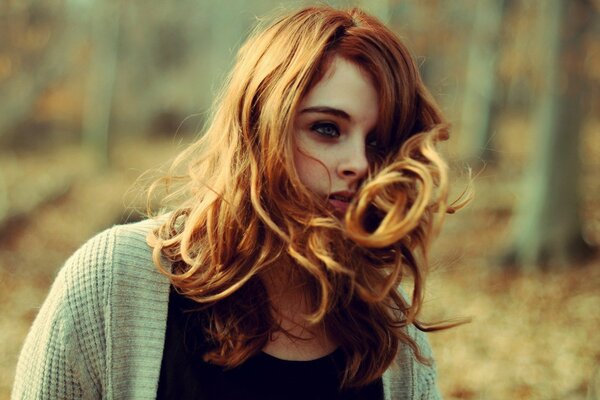 Sonbahar ormanında kızıl saçlı kız