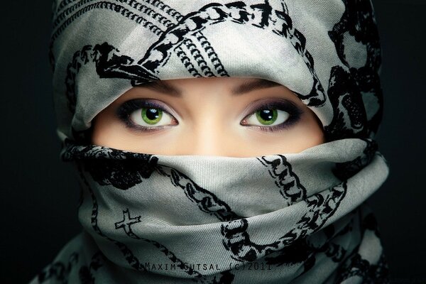 Portert une autre femme dans un foulard