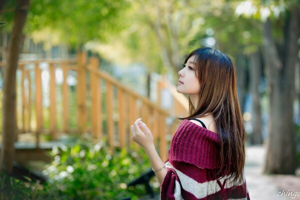 Hermosa chica en el parque. Japonesa en el parque