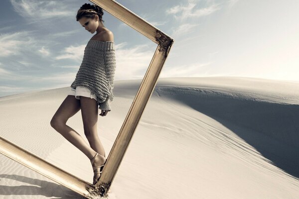 Chica enmarcada. Modelo en el desierto