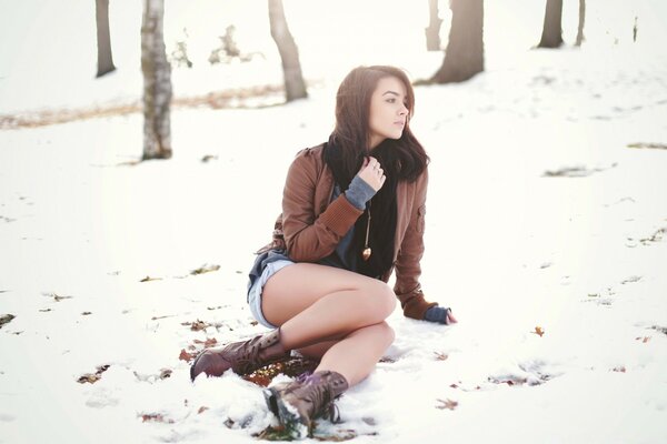 Menina no início do inverno na neve