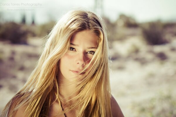 Chica rubia en la naturaleza