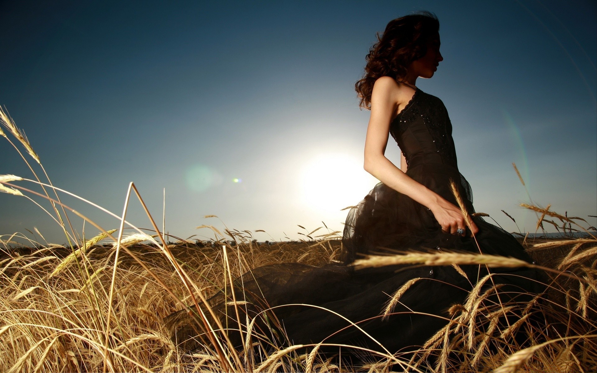 autre fille coucher de soleil ciel champ soleil paysage herbe fille nature été plage beau temps lumière belle foin aube paille portrait soir foin