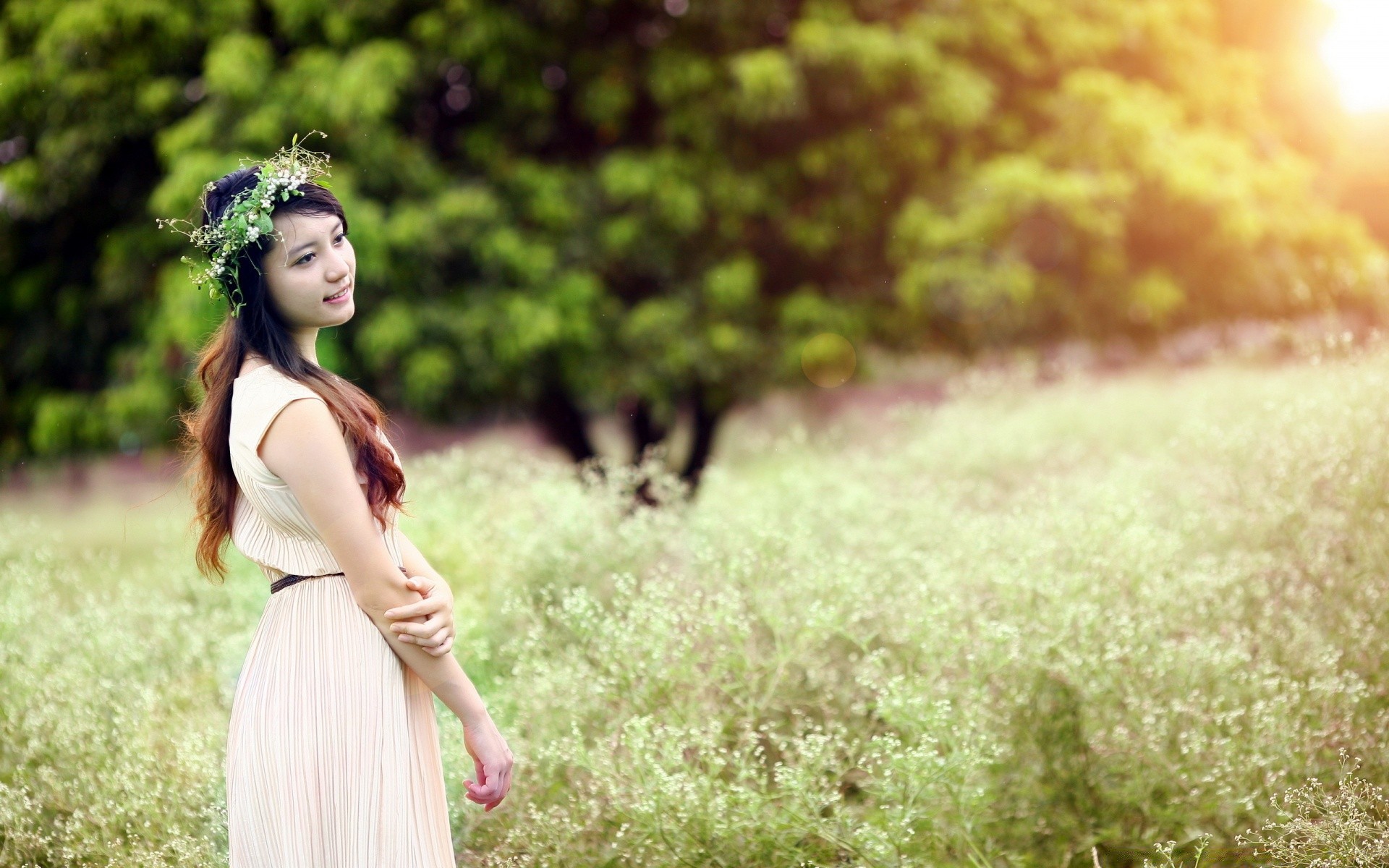 andere mädchen natur gras sommer im freien park frau feld entspannung gutes wetter kleid heuhaufen freiheit mädchen urlaub