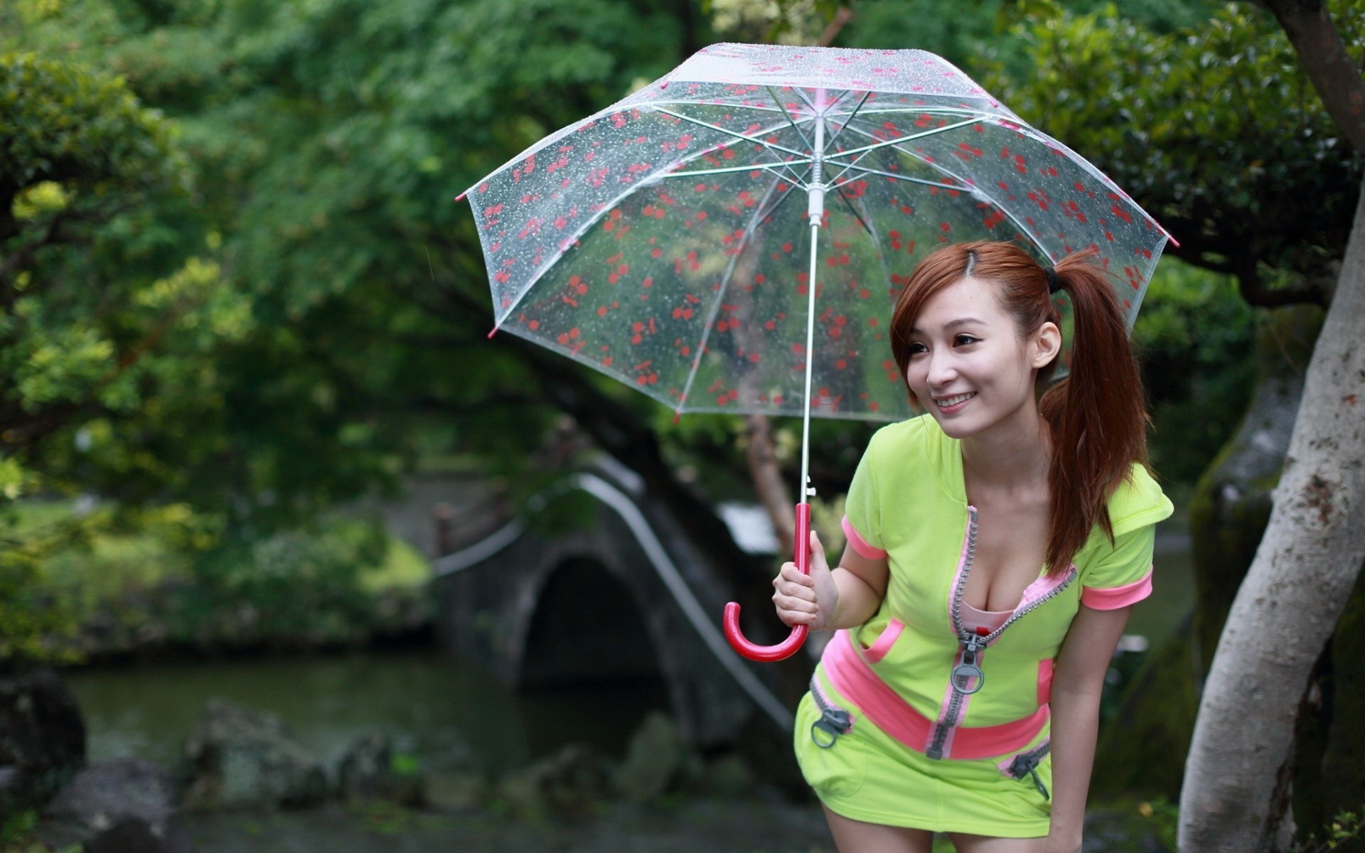 otras chicas paraguas lluvia naturaleza parque al aire libre verano hermosa chica niño ocio hierba mujer exterior joven placer otoño bonita estilo de vida