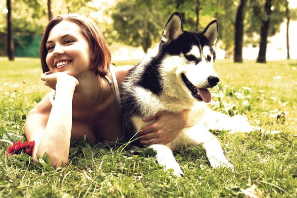 Fille chien herbe lumineux lumière sourire