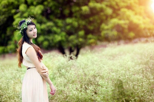 Chica con corona en la naturaleza