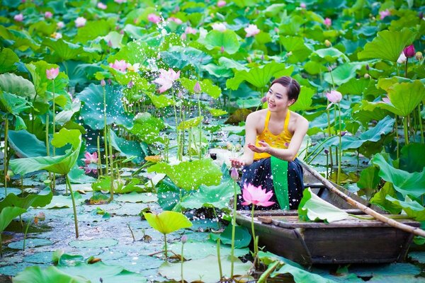 Fille dans un bateau parmi les fleurs