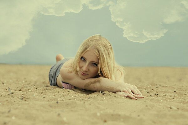 Jolie fille se trouve sur la plage