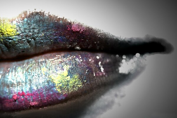 Lápiz labial multicolor brillante en los labios