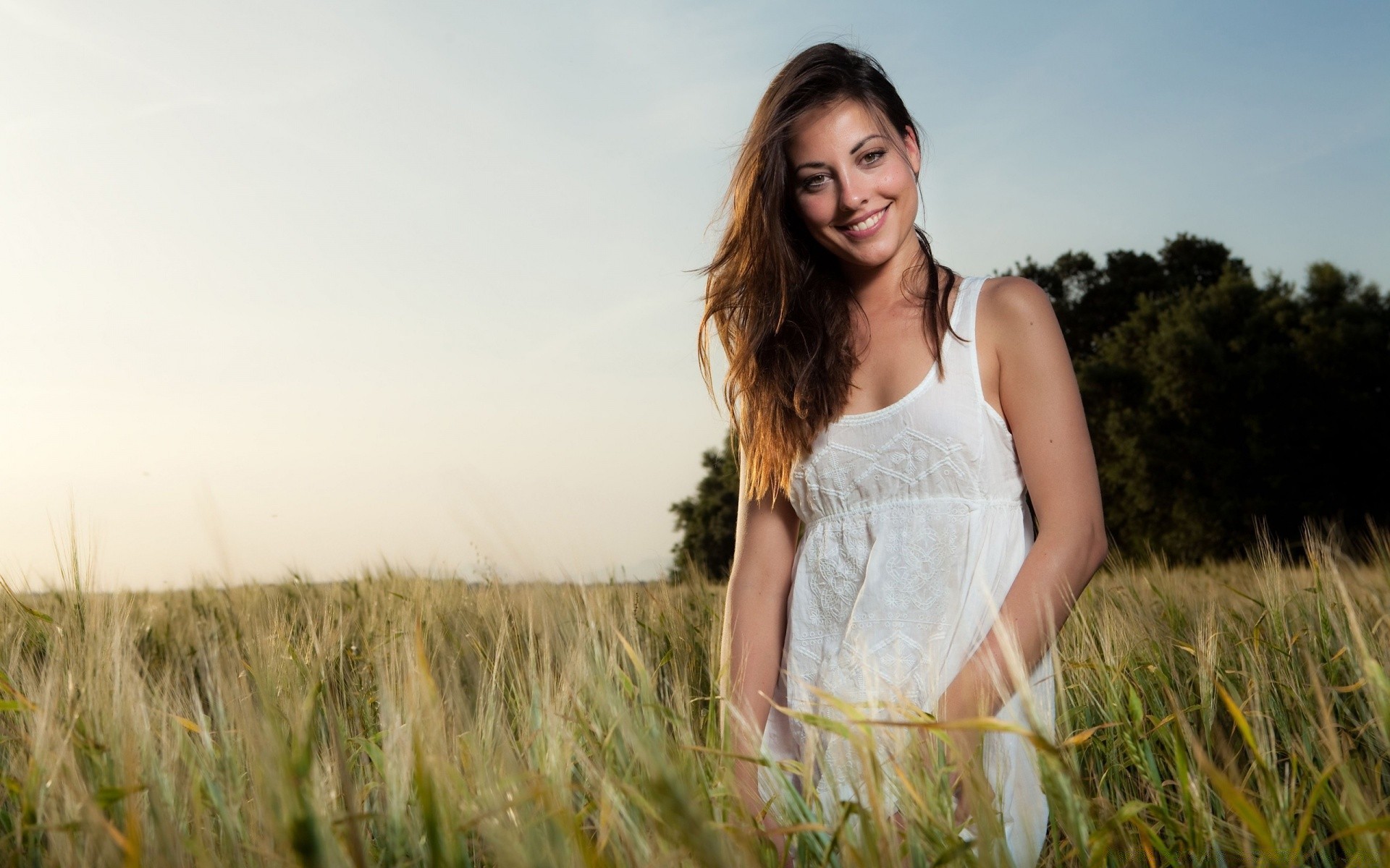 outras garotas natureza grama campo verão ao ar livre feno liberdade bom tempo trigo campo pôr do sol sol vento relaxamento mulher menina