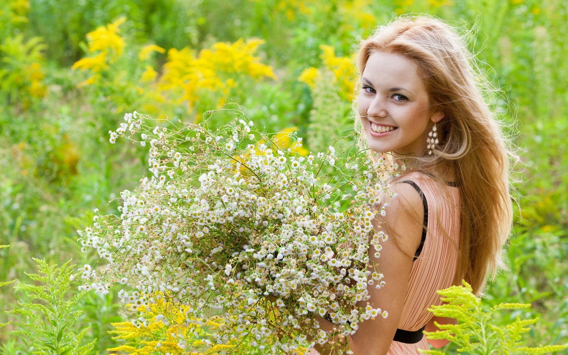 autres filles nature été herbe à l extérieur fleur parc foin beau temps champ belle à l extérieur loisirs