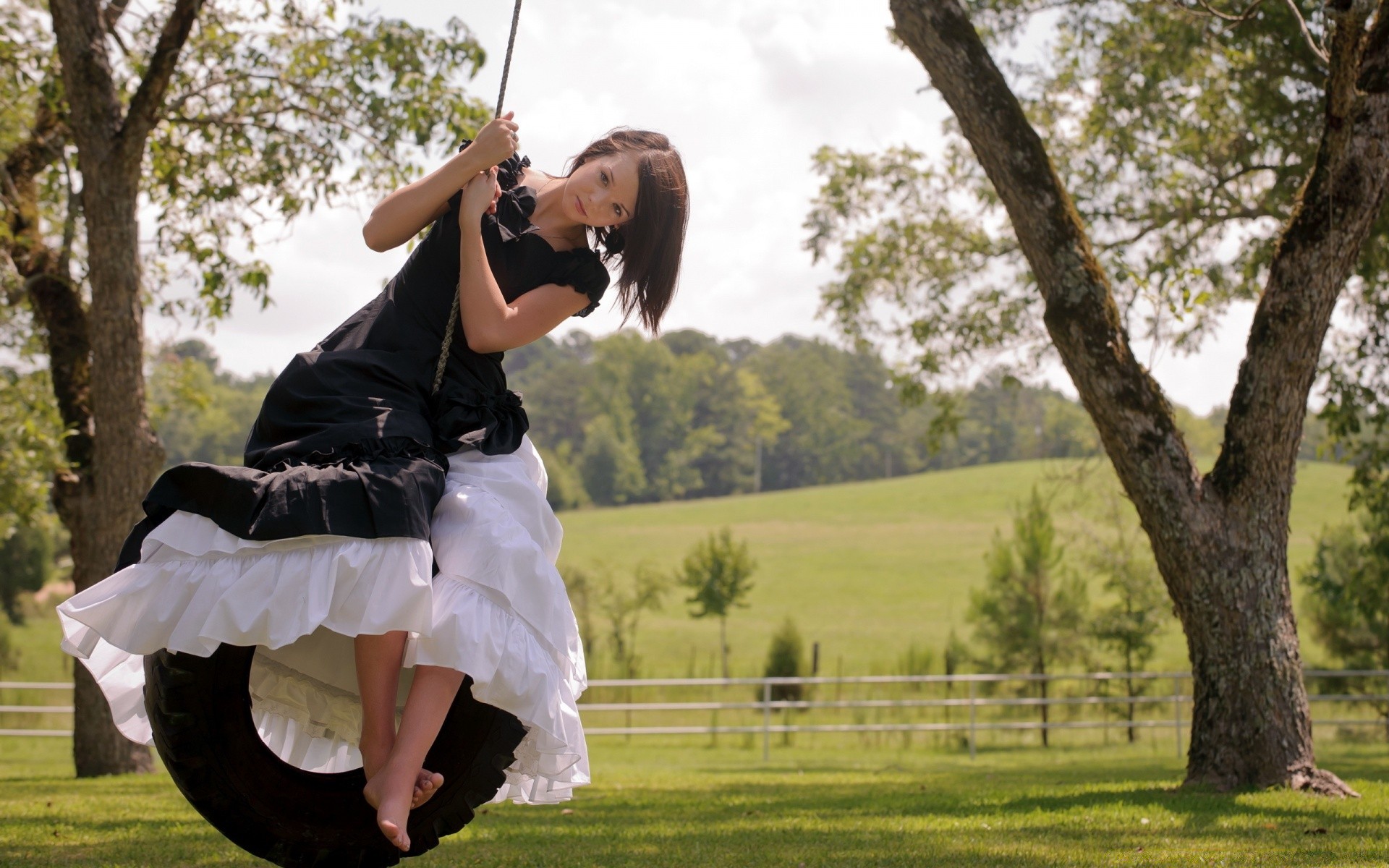 autre fille loisirs herbe à l extérieur un fille nature mode de vie plaisir loisirs relaxation adulte parc femme enfant bonheur été