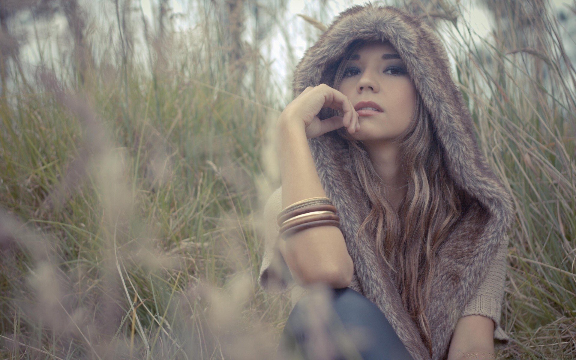 otras chicas naturaleza hermosa chica retrato mujer al aire libre modelo verano otoño parque hierba moda solo cabello adulto