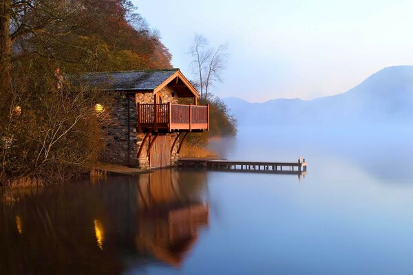 Casa à beira de um lago tranquilo