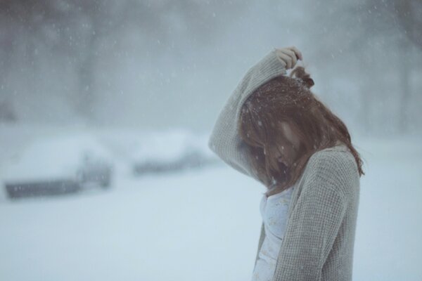 Winter-Fotoshooting für Mädchen auf der Straße