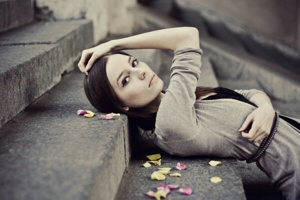 The girl lay down to rest on the stairs and did a portrait shoot