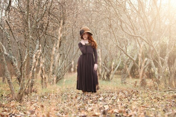 Chica desnuda en el bosque de otoño