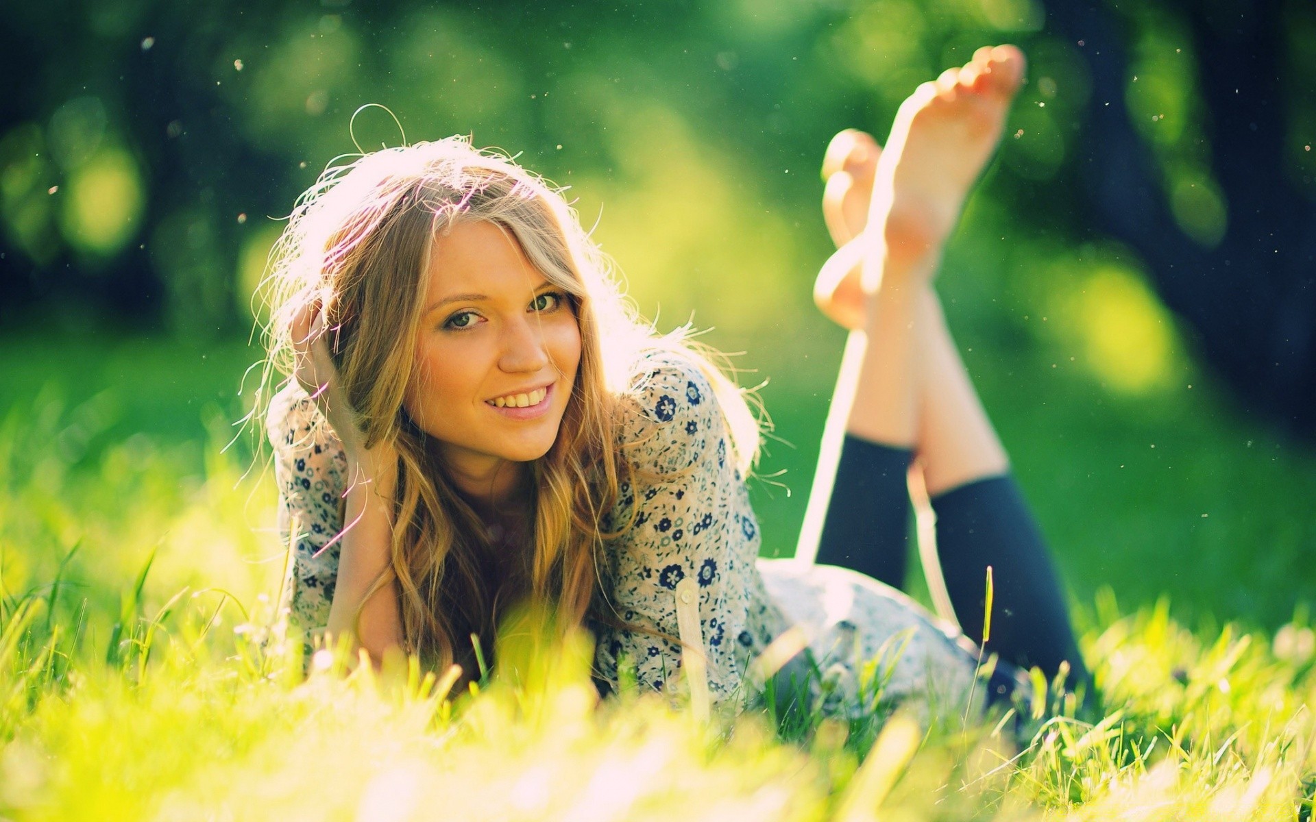 altre ragazze natura erba estate parco fieno bello campo divertimento all aperto ragazza tempo libero libertà gioia donna felicità bel tempo relax prato sorriso sole