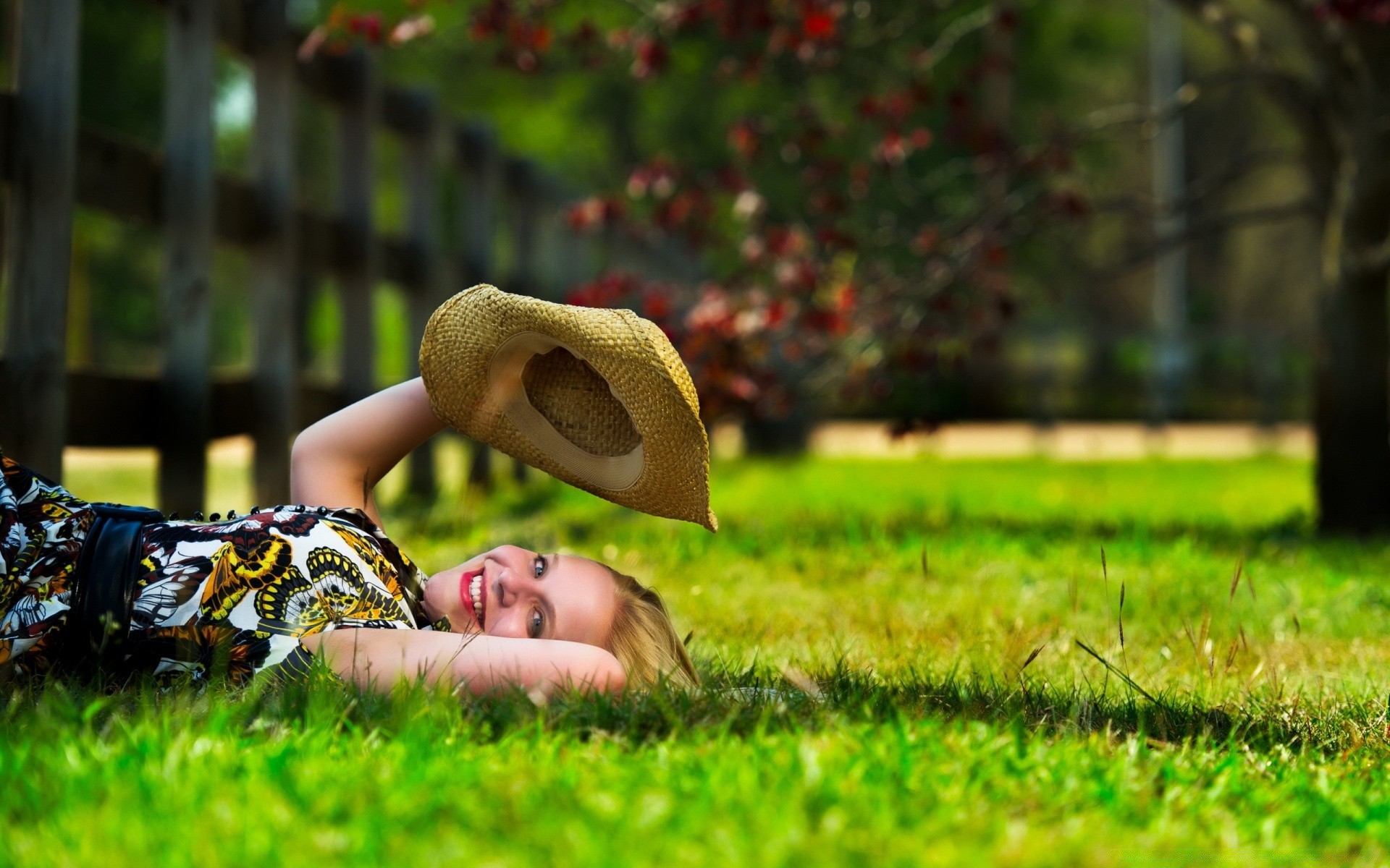 otras chicas hierba naturaleza parque verano chica al aire libre campo mujer niño retrato