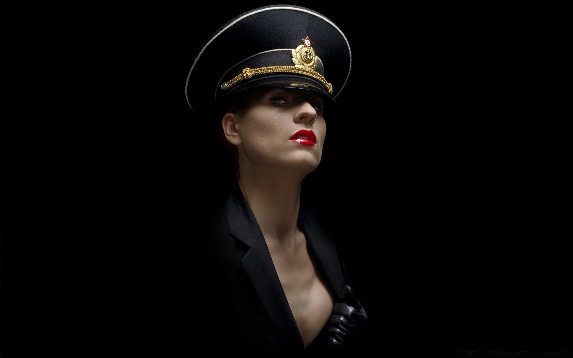 autre fille portrait femme mode un sombre glamour militaire fille