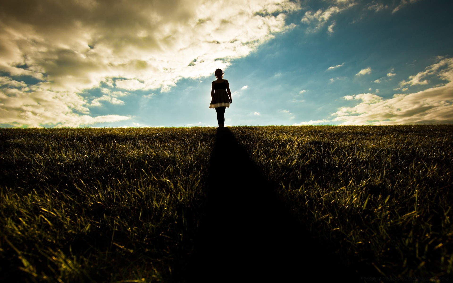 altre ragazze tramonto paesaggio cielo alba terra coltivata grano sera campo luce fiocchi sole crepuscolo azienda agricola in bianco e nero agricoltura illuminazione all aperto raccolto