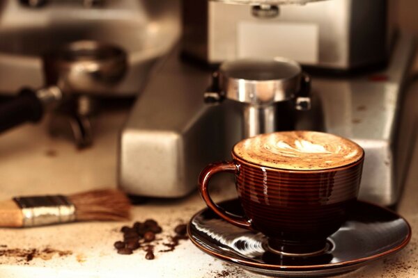 Café dans une belle tasse avec une soucoupe