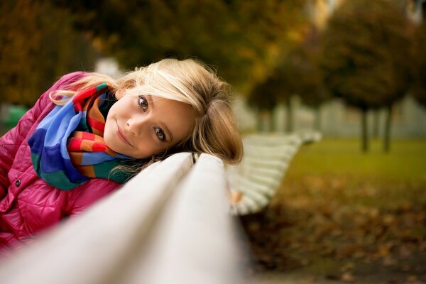 Chica al aire libre en otoño