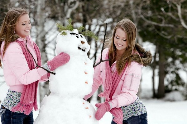 Zwillinge formen zusammen einen Schneemann