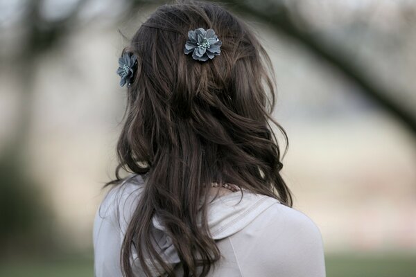 Ragazza dai capelli scuri sullo sfondo della natura