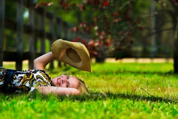 Chica con sombrero en el parque de verano