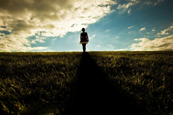 Ragazza in abito su uno sfondo di cielo