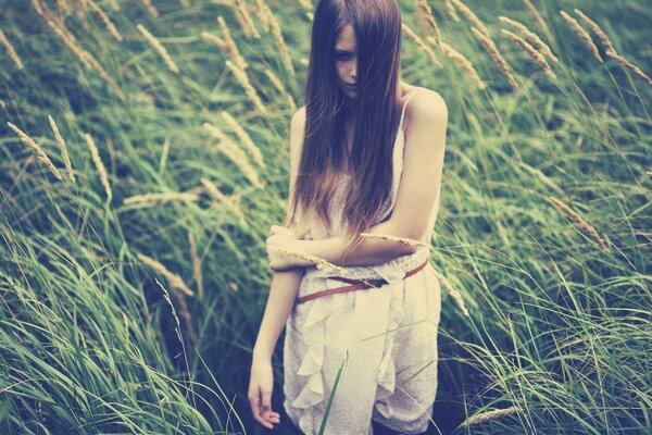 Mädchen mit langen Haaren im Sommer im Gras