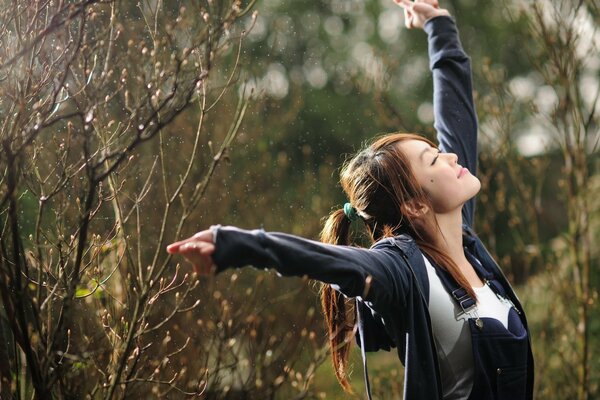 A girl in an autumn park. Nature