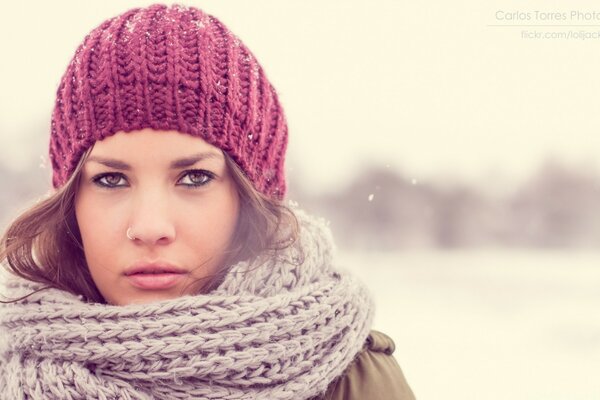 Belle fille dans un chapeau et une écharpe