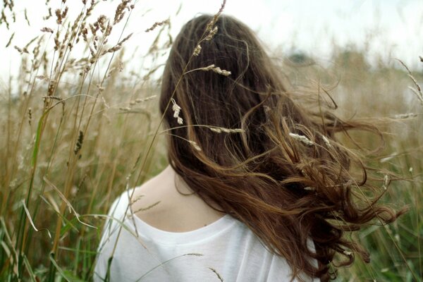 Foto di una ragazza in un campo