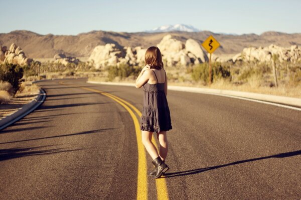 Chicas de viaje en el desierto en la carretera