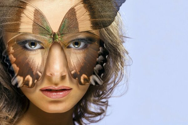 Retrato de una chica con una máscara de mariposa