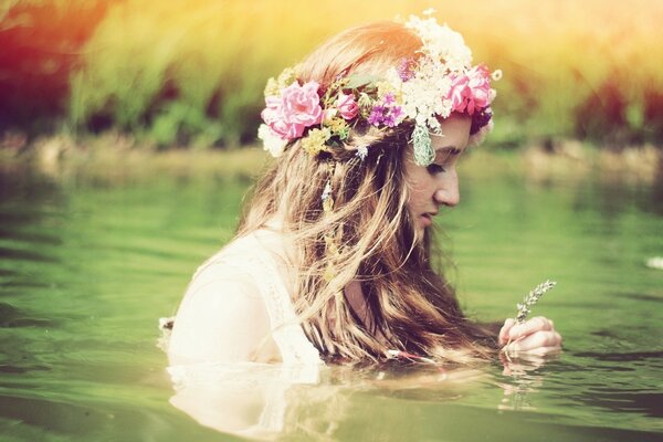 Belle fille blonde dans l eau avec une Couronne