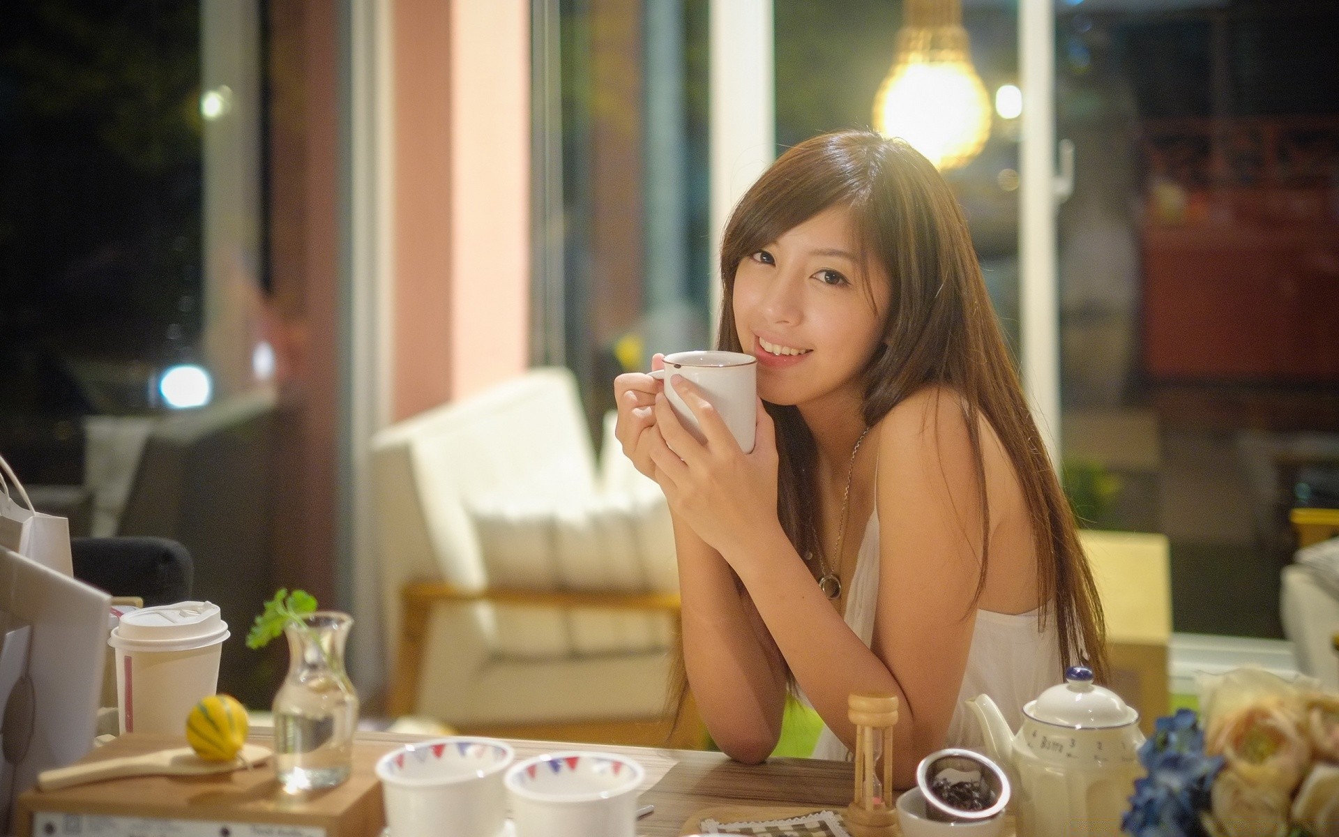 altre ragazze caffè tè donna al coperto tazza colazione bere sedersi piacere tavolo adulto alba ristorante camera relax tempo libero mobili tazza di caffè