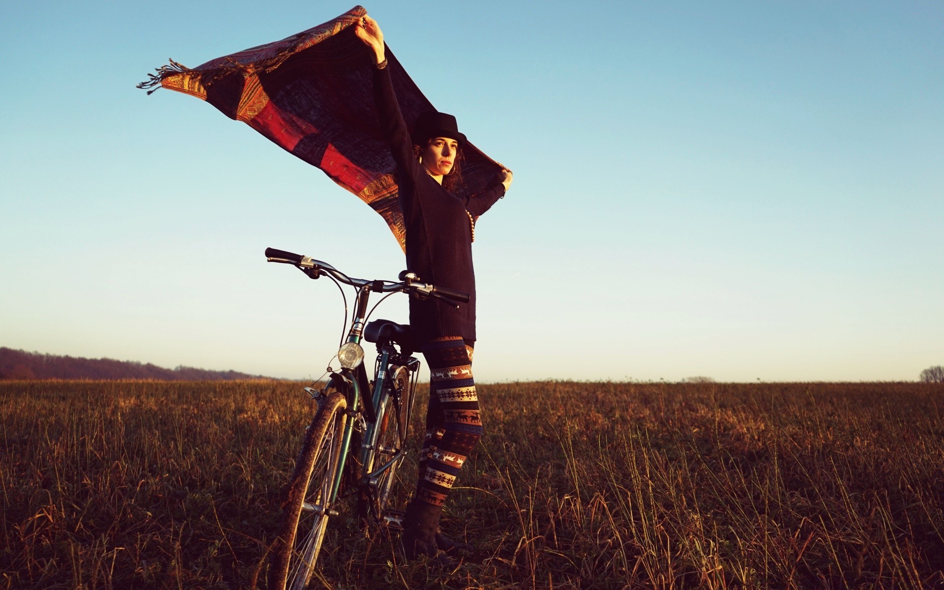 autres filles un adulte à l extérieur terres cultivées ciel loisirs loisirs champ voiture paysage herbe cycliste coucher de soleil système de transport lumière du jour