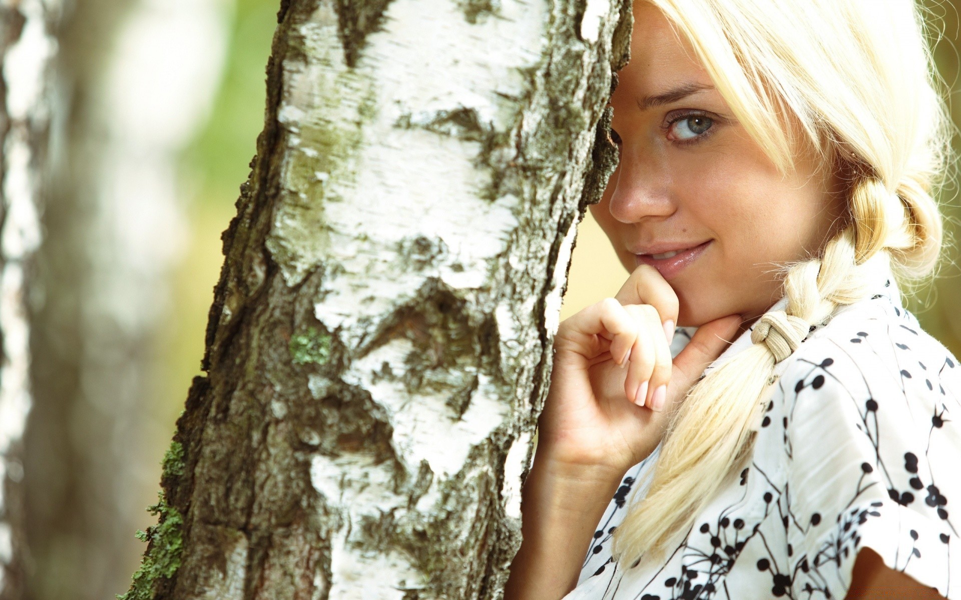 andere mädchen im freien natur baum eine frau holz porträt