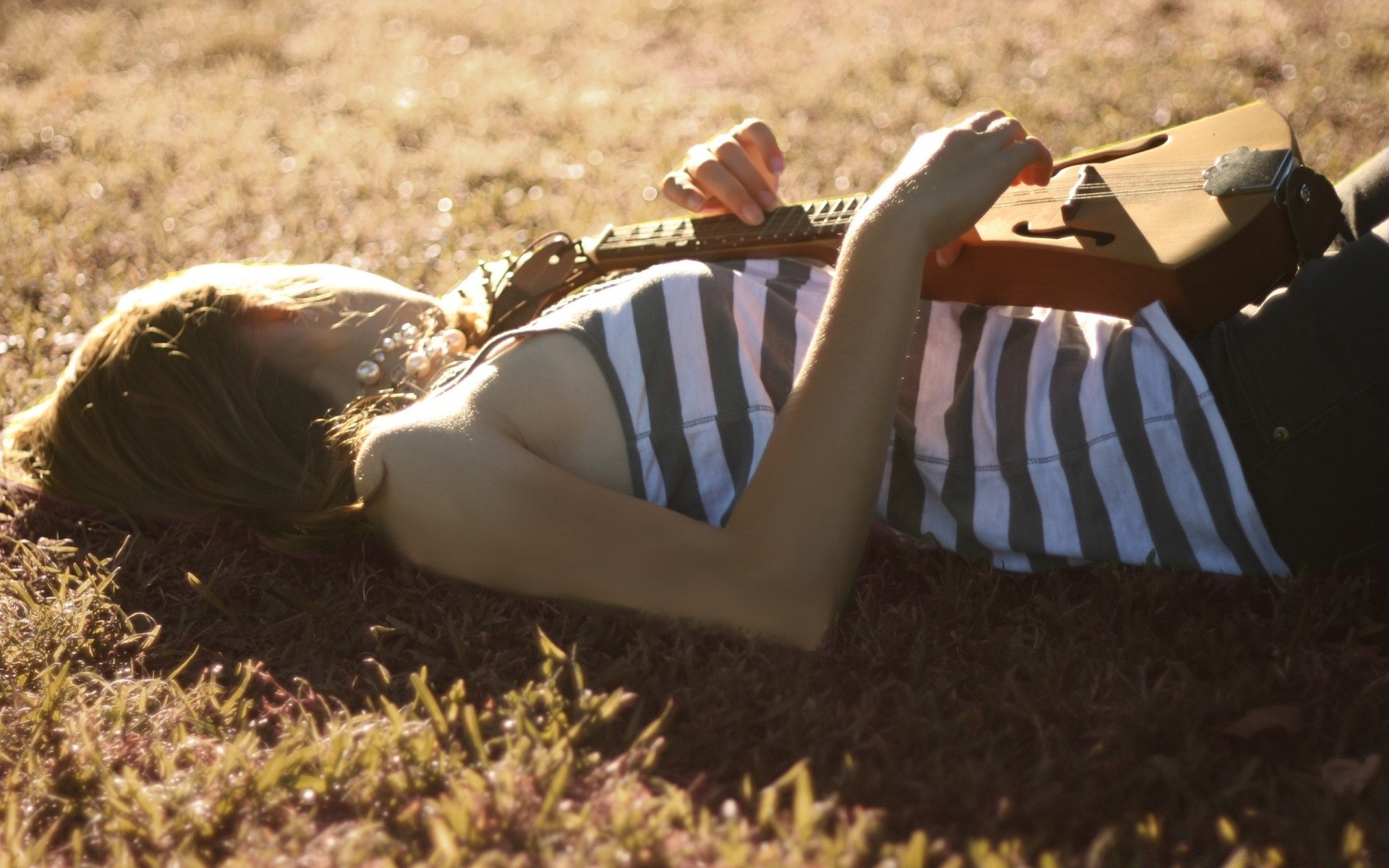 autre fille herbe à l extérieur un adulte femme couché de soleil parc beau temps fille nature loisirs paysage