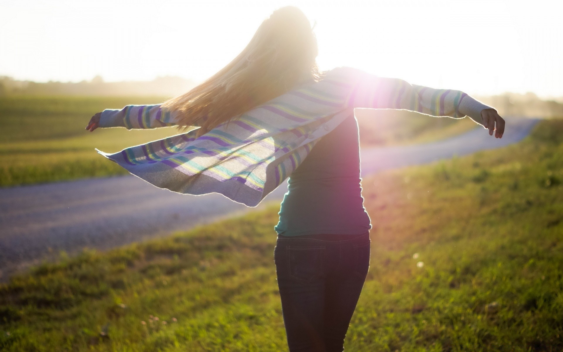 autre fille herbe fille femme nature ciel à l extérieur loisirs liberté coucher de soleil champ été foin adulte beau temps soleil paysage seul plaisir