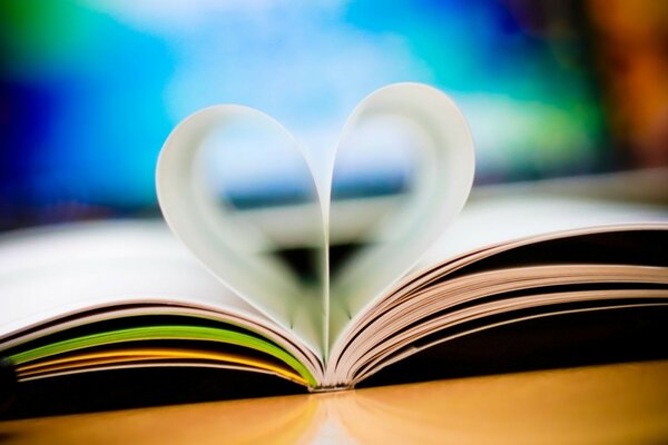 Un corazón de páginas en un libro