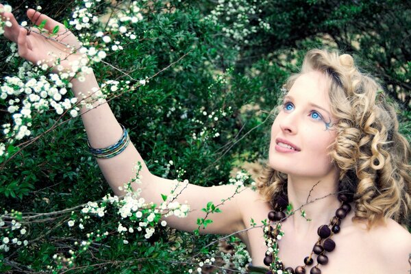 Ragazza con collana al collo nel giardino estivo