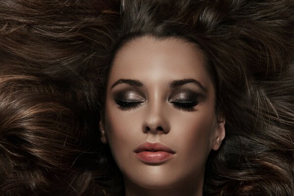 Fille avec le maquillage du soir et coiffure