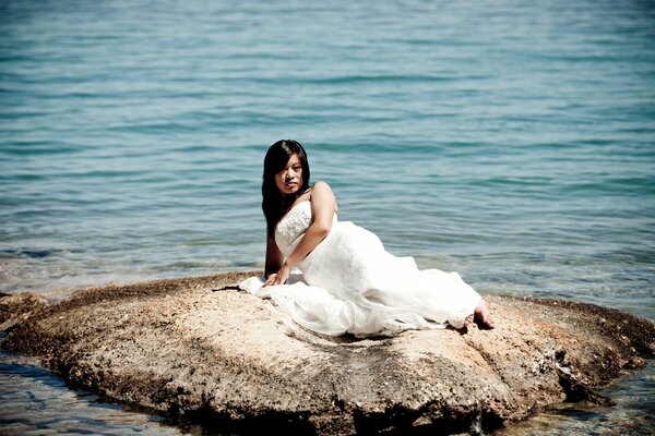 Le pietre in riva al mare sono fatte per loro, per belle ragazze