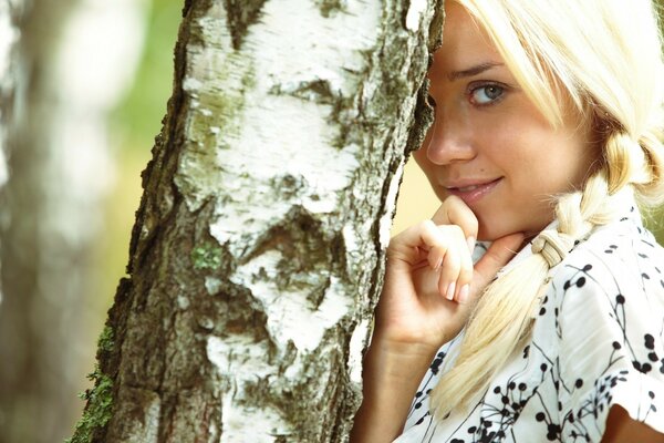 Otra chica en la naturaleza al aire libre